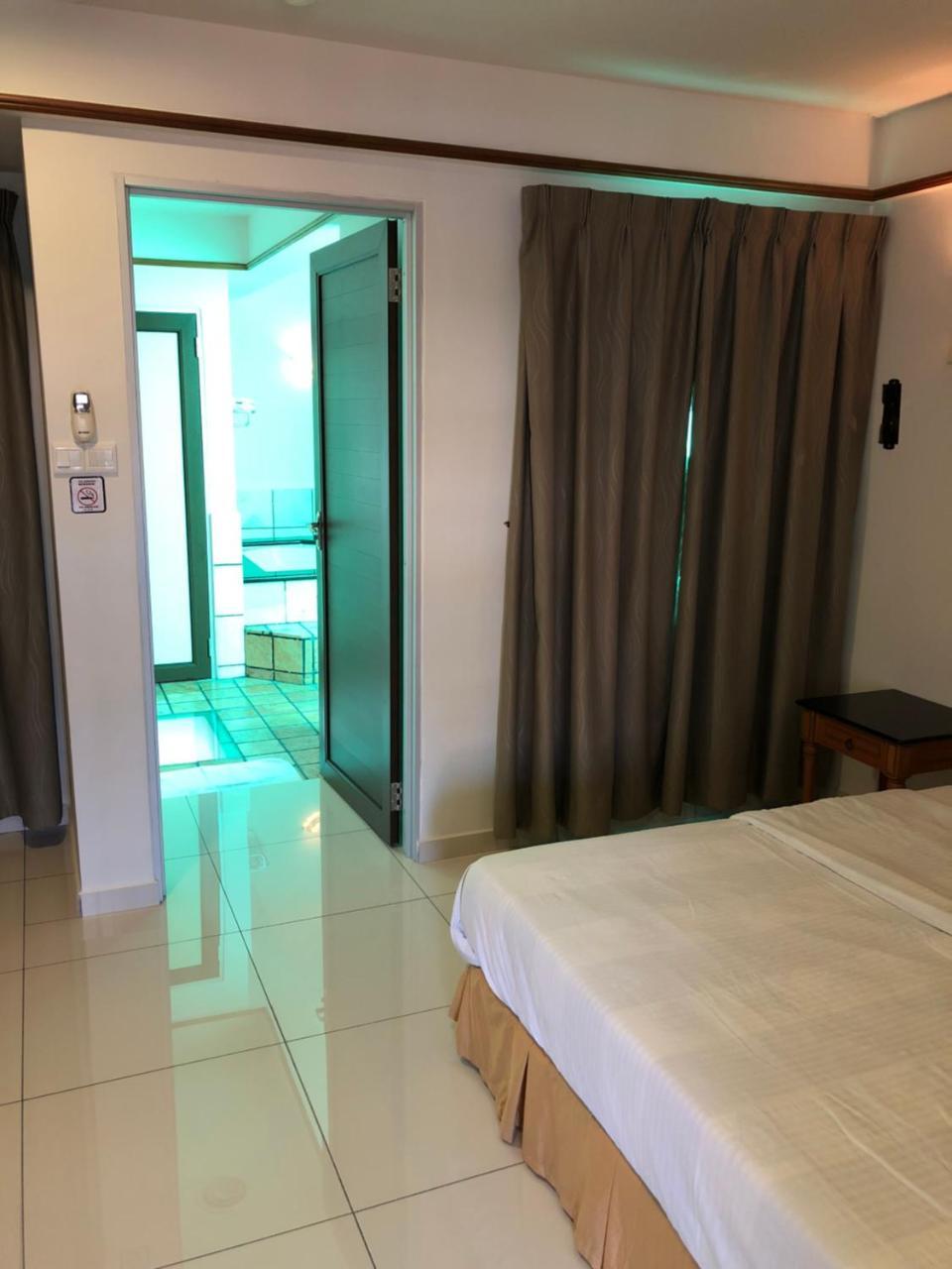 Private Water Chalet Port Dickson Bagian luar foto